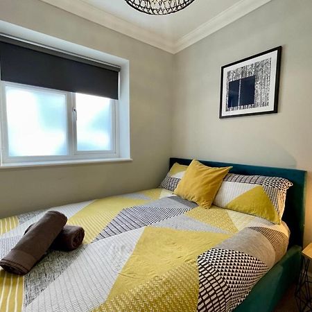 Stylish Modern Two Bedroom Apartment With Garden Cardiff Kültér fotó
