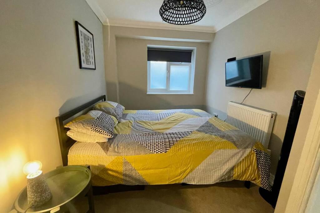 Stylish Modern Two Bedroom Apartment With Garden Cardiff Kültér fotó