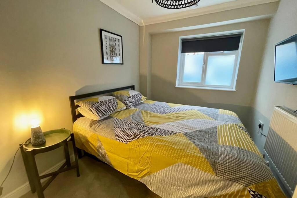 Stylish Modern Two Bedroom Apartment With Garden Cardiff Kültér fotó