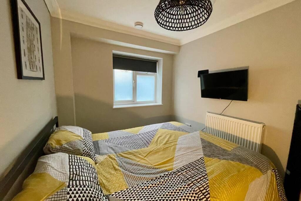 Stylish Modern Two Bedroom Apartment With Garden Cardiff Kültér fotó