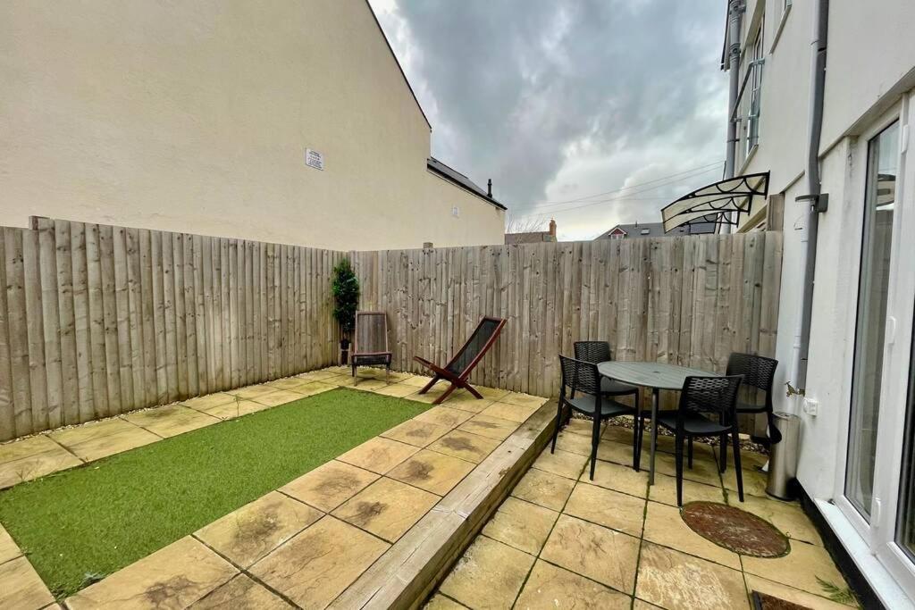 Stylish Modern Two Bedroom Apartment With Garden Cardiff Kültér fotó