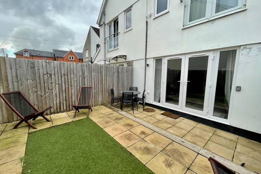 Stylish Modern Two Bedroom Apartment With Garden Cardiff Kültér fotó
