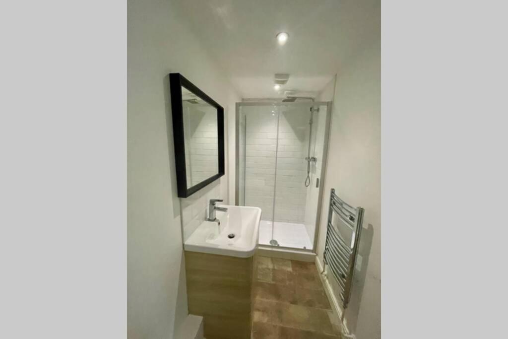 Stylish Modern Two Bedroom Apartment With Garden Cardiff Kültér fotó