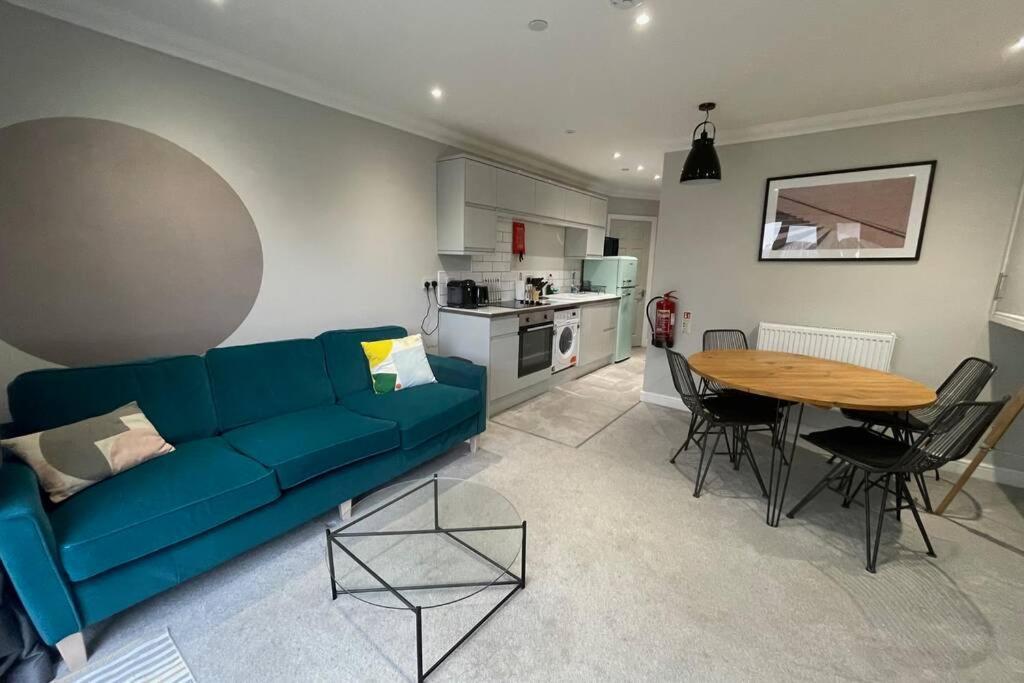Stylish Modern Two Bedroom Apartment With Garden Cardiff Kültér fotó